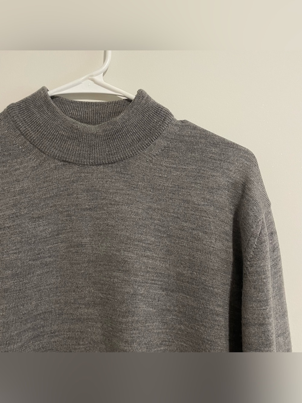 Saks Fifth Avenue Gray 100% Merino Wool Sweater Minimalist Men’s Size Medium